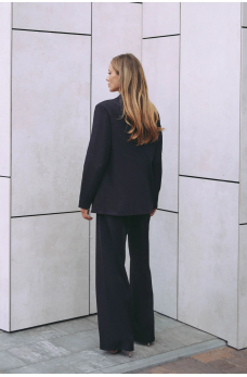 Черный женский пиджак в деловом стиле