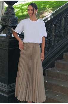 Белая практичная женская однотонная футболка