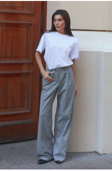 Белая практичная женская однотонная футболка