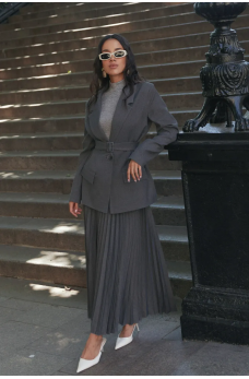 Серый лаконичный пиджак в классическом стиле