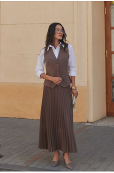 Коричневый сдержанный женский жилет на пуговицах