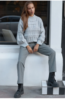 Серый вязаный свободный свитер