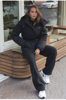 Черная практичная уютная куртка с капюшоном