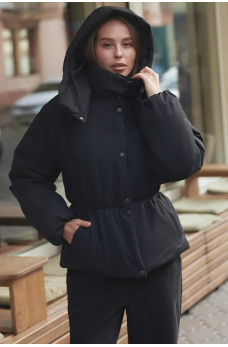 Черная практичная уютная куртка с капюшоном