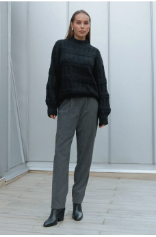 Черный уютный свитер из плотной вязки