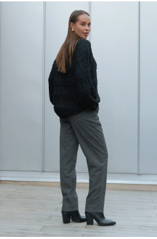 Черный уютный свитер из плотной вязки