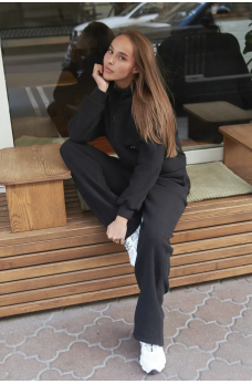 Черный универсальный костюм в спортивном стиле