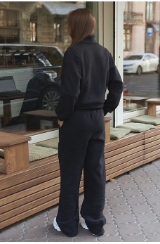 Черный универсальный костюм в спортивном стиле