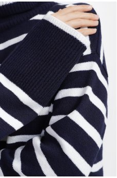 Сине-белый женский свитер с высоким воротником