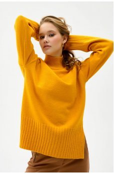 Желтый практичный яркий свитер