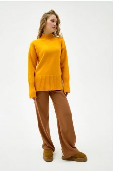 Желтый практичный яркий свитер