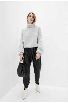 Светло-серый уютный свитер с высоким воротником