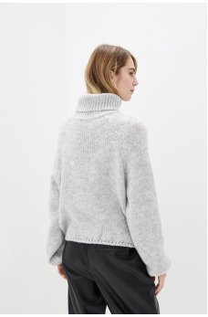 Светло-серый уютный свитер с высоким воротником