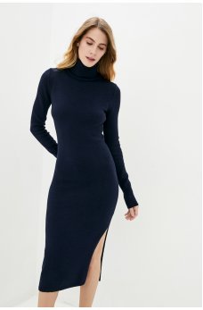 Темно-синее привлекательное однотонное платье с разрезом