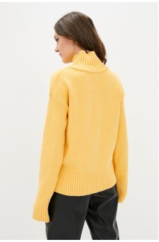 Желтый женский гармоничный свитер
