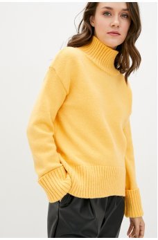 Желтый женский гармоничный свитер
