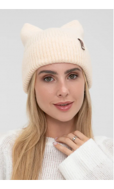 Бежевая мягкая шапка с маленькими ушками