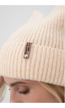Бежевая мягкая шапка с маленькими ушками