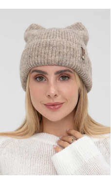 Модная шапка темно-бежевого цвета