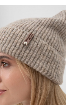 Модная шапка темно-бежевого цвета