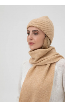 Бежевая классическая вязаная шапка