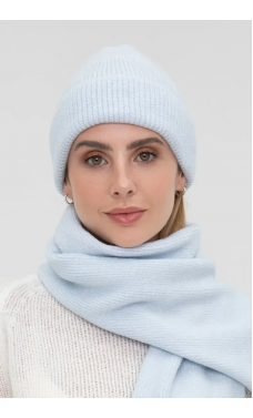 Голубая привлекательная шапка из пряжи