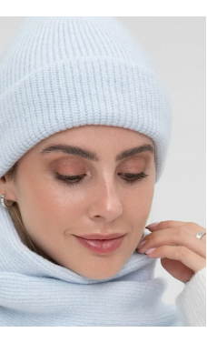 Голубая привлекательная шапка из пряжи