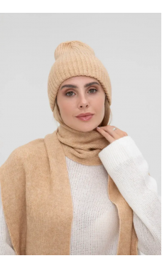 Бежевая практичная теплая шапка