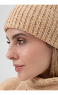 Бежевая практичная теплая шапка