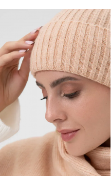 Розовая базовая вязаная шапка