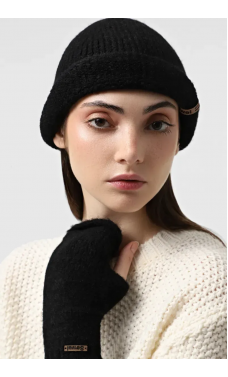 Черная лаконичная вязаная шапка