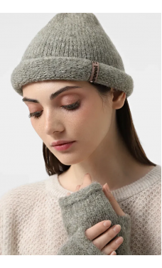 Зеленая классическая уютная шапка