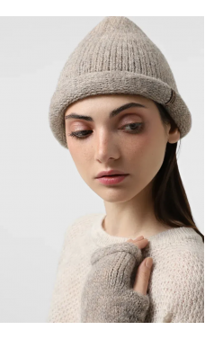 Темно-бежевая теплая шапка из натуральной пряжи